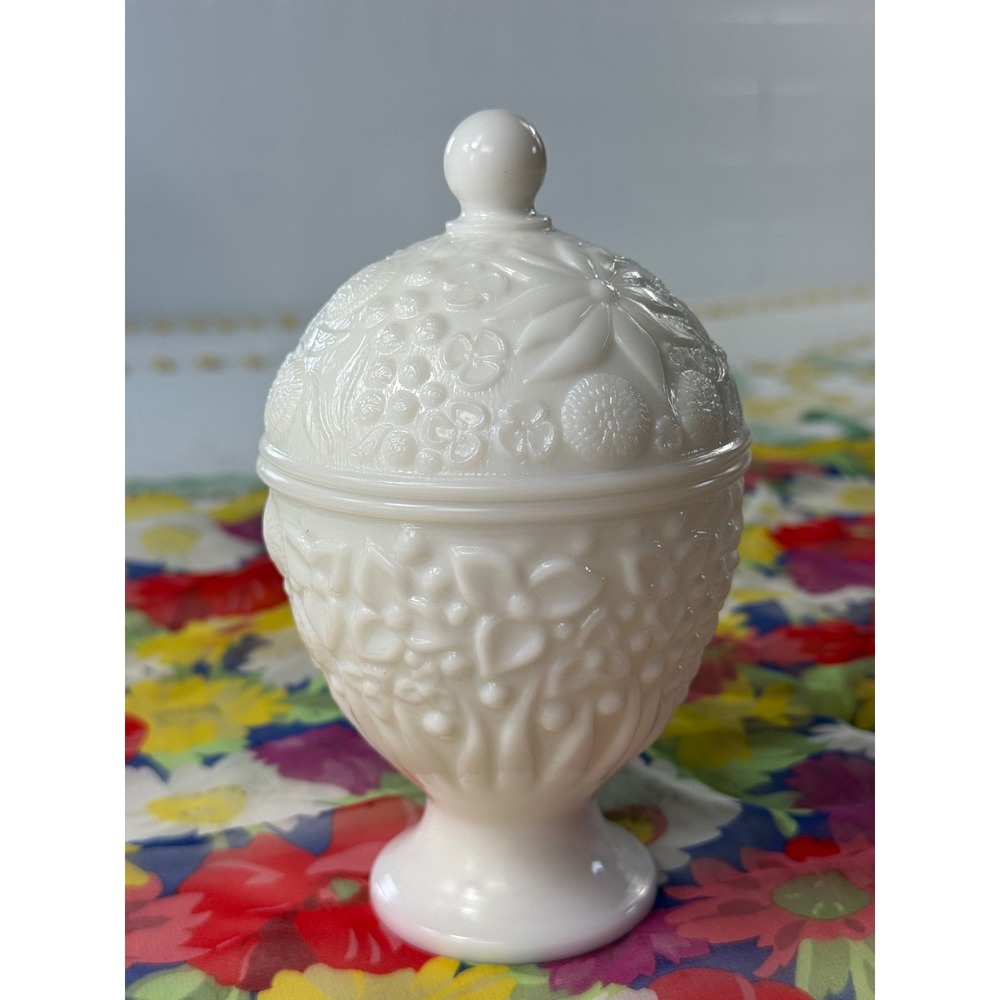 Vintage1970‎ Avon Milk Glass Floral Embossed Pedestal Candy Dish Lidded vanity